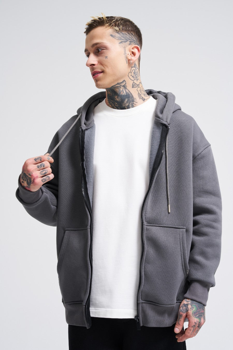 Od projektanta do garderoby: jak powstają ubrania Machinist Clothing