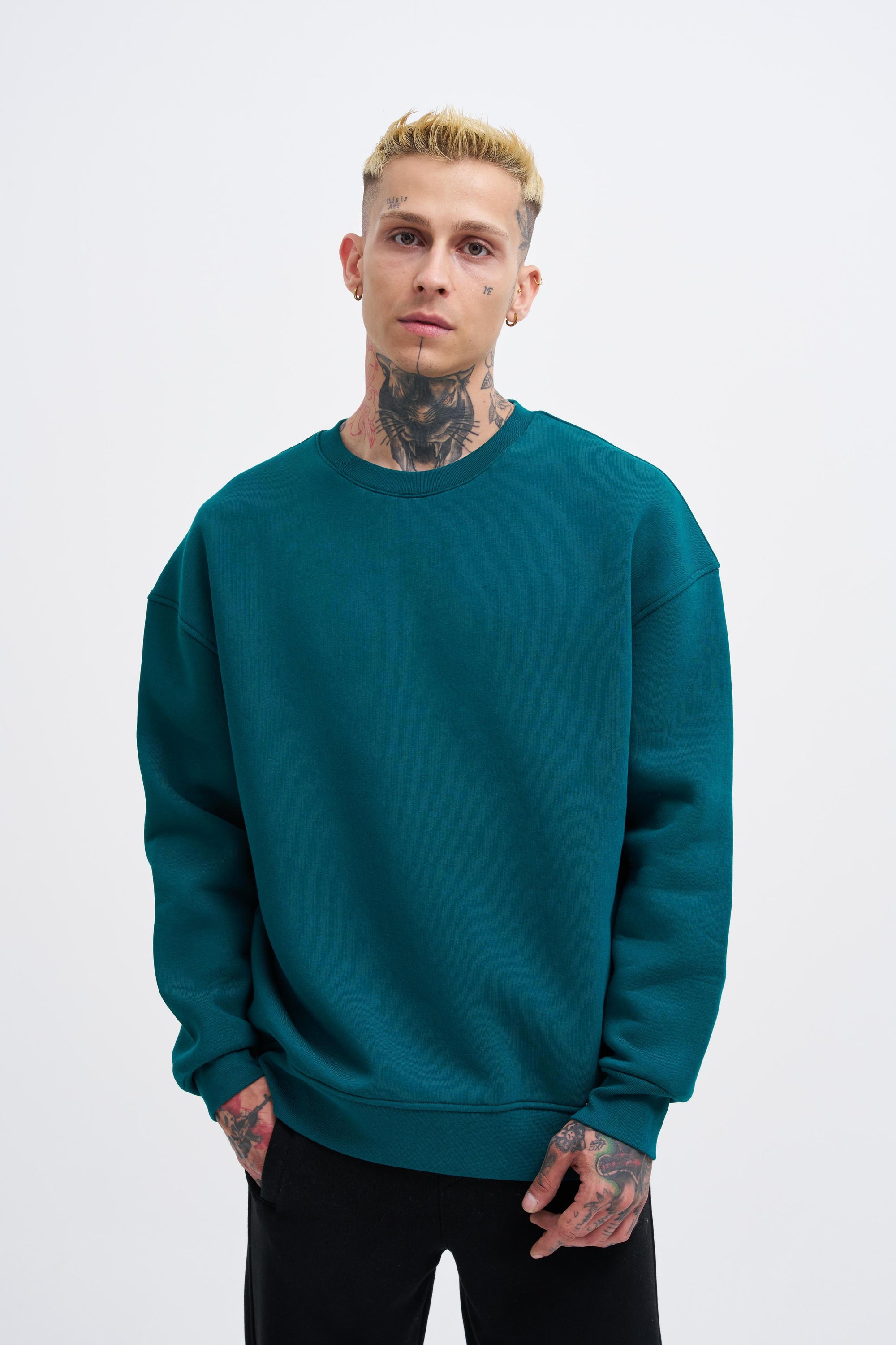 Jak zbudować nowoczesny streetwearowy outfit z produktami Machinist? Przewodnik po hoodie, bluzach, jeansach, dresach i kompletach