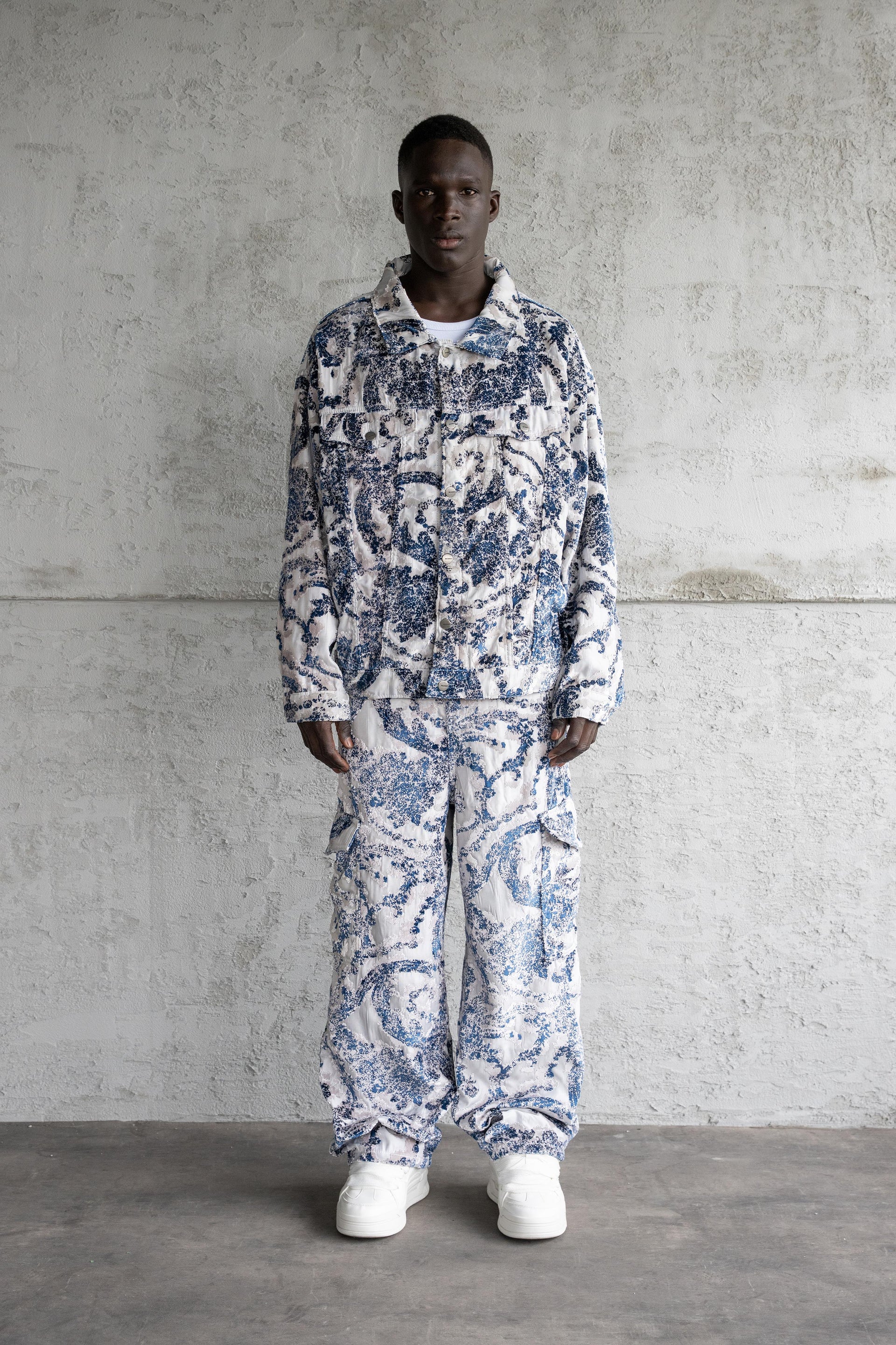 Od warsztatu do ulicy – jak nosić industrialny styl na co dzień