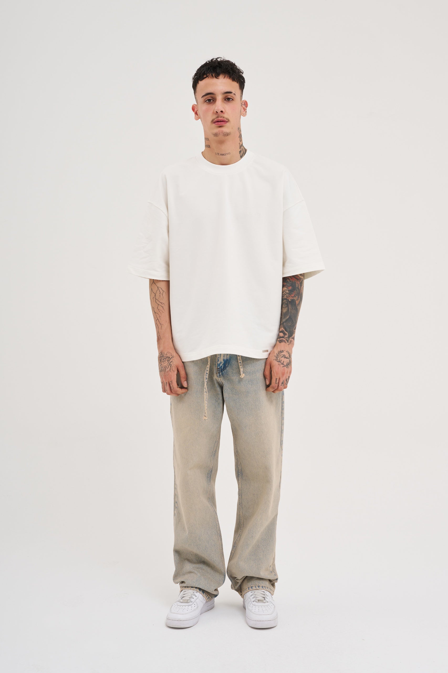 Oversize na nowo: dlaczego luźne kroje dominują w 2025 roku?